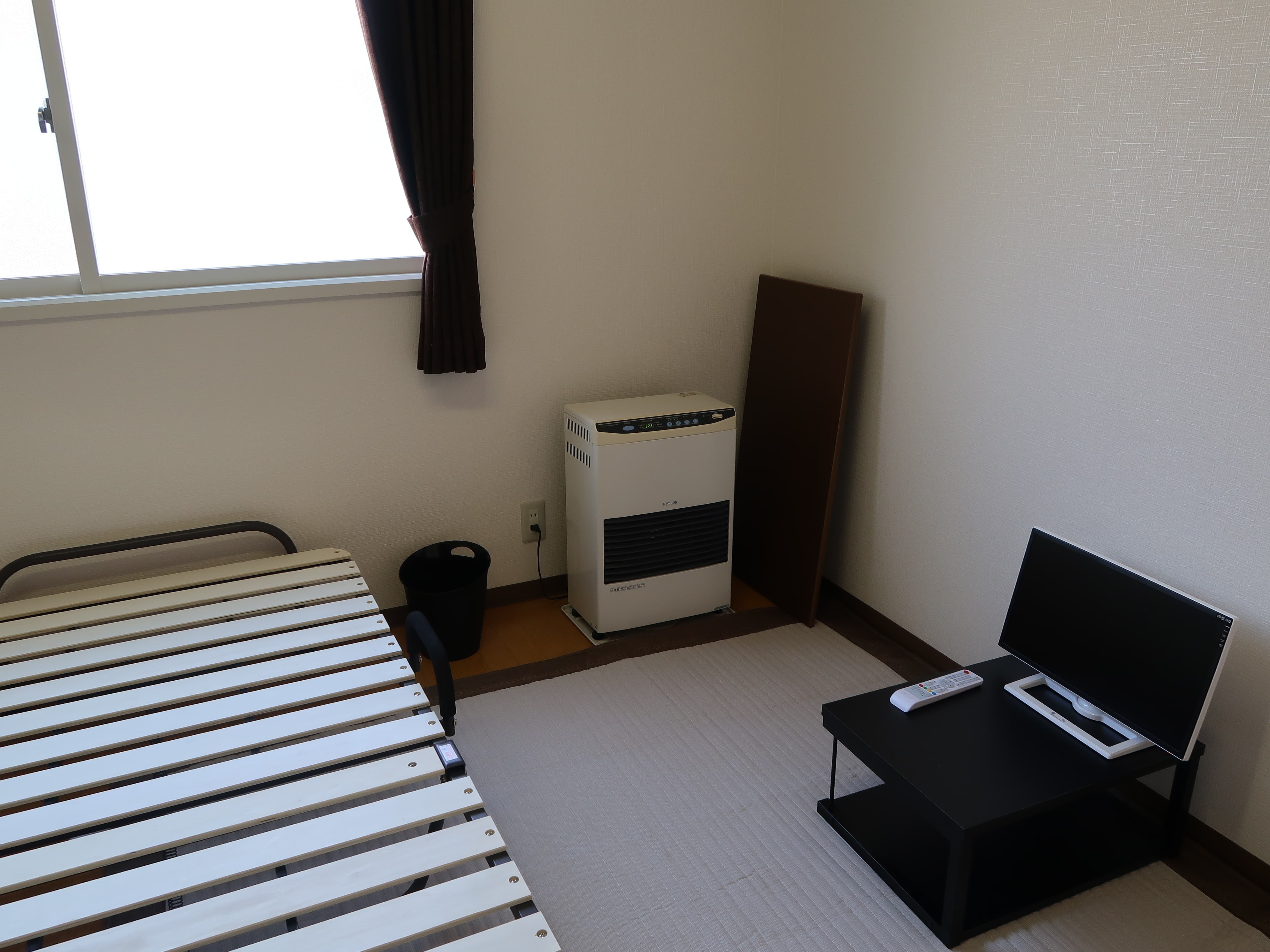 ベッド、テレビ