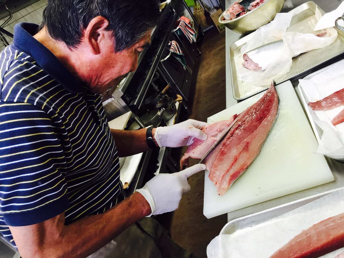 ブリを捌く店主