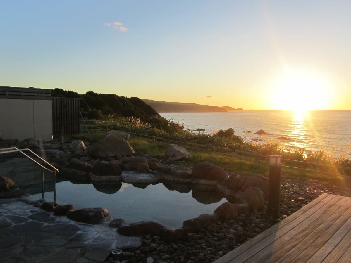 岬の湯しゃこたん露天風呂からの夕日
