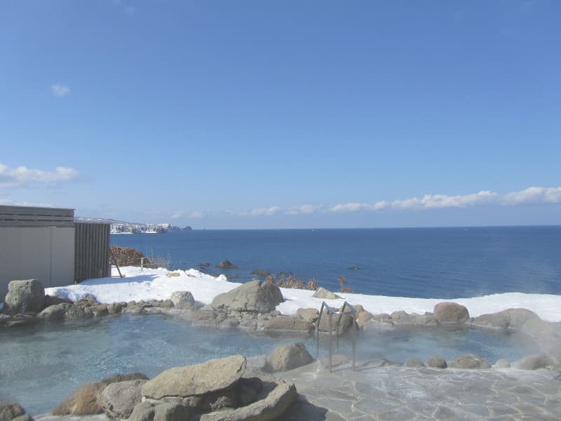 岬の湯の露天風呂(冬)