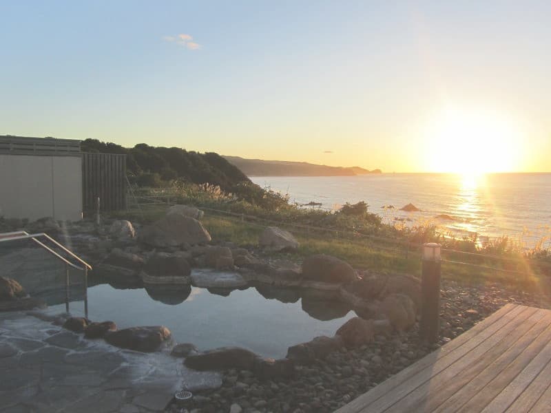 岬の湯しゃこたんの露天風呂から望む夕日