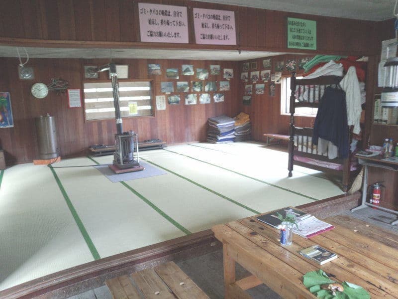 山小屋の中