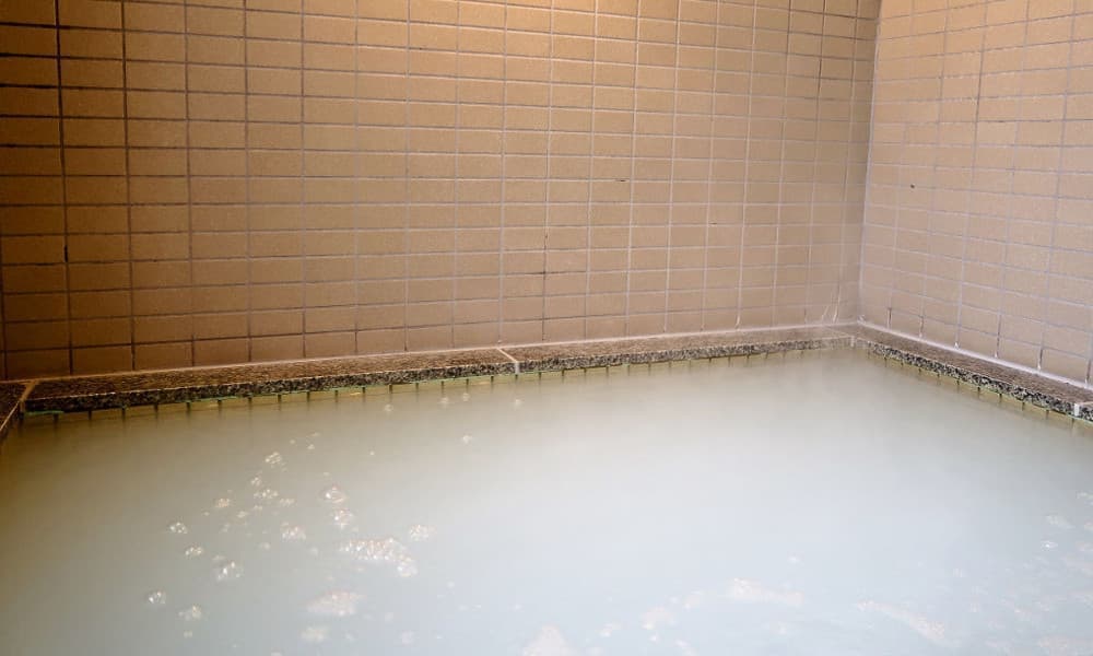 鱗晃荘の人工にごり湯