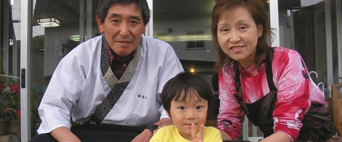 店主夫妻と初孫と